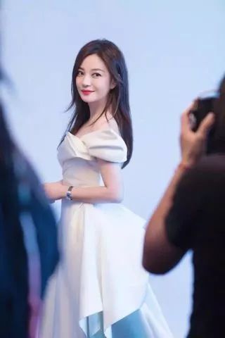 邓紫棋的舞台服装造型引起关注,时尚感极强_邓紫棋台北时装周_邓紫棋演出服装