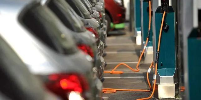 燃油汽车的行业竞争环境_燃油汽车的发展前景_新能源汽车与燃油车的竞争:未来市场解析